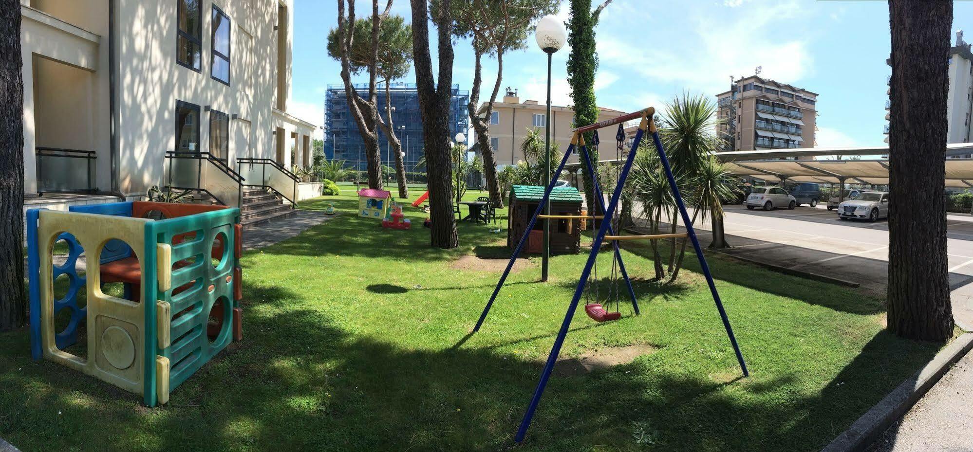 Hotel Caesar Residence & Spa Lido di Camaiore Esterno foto