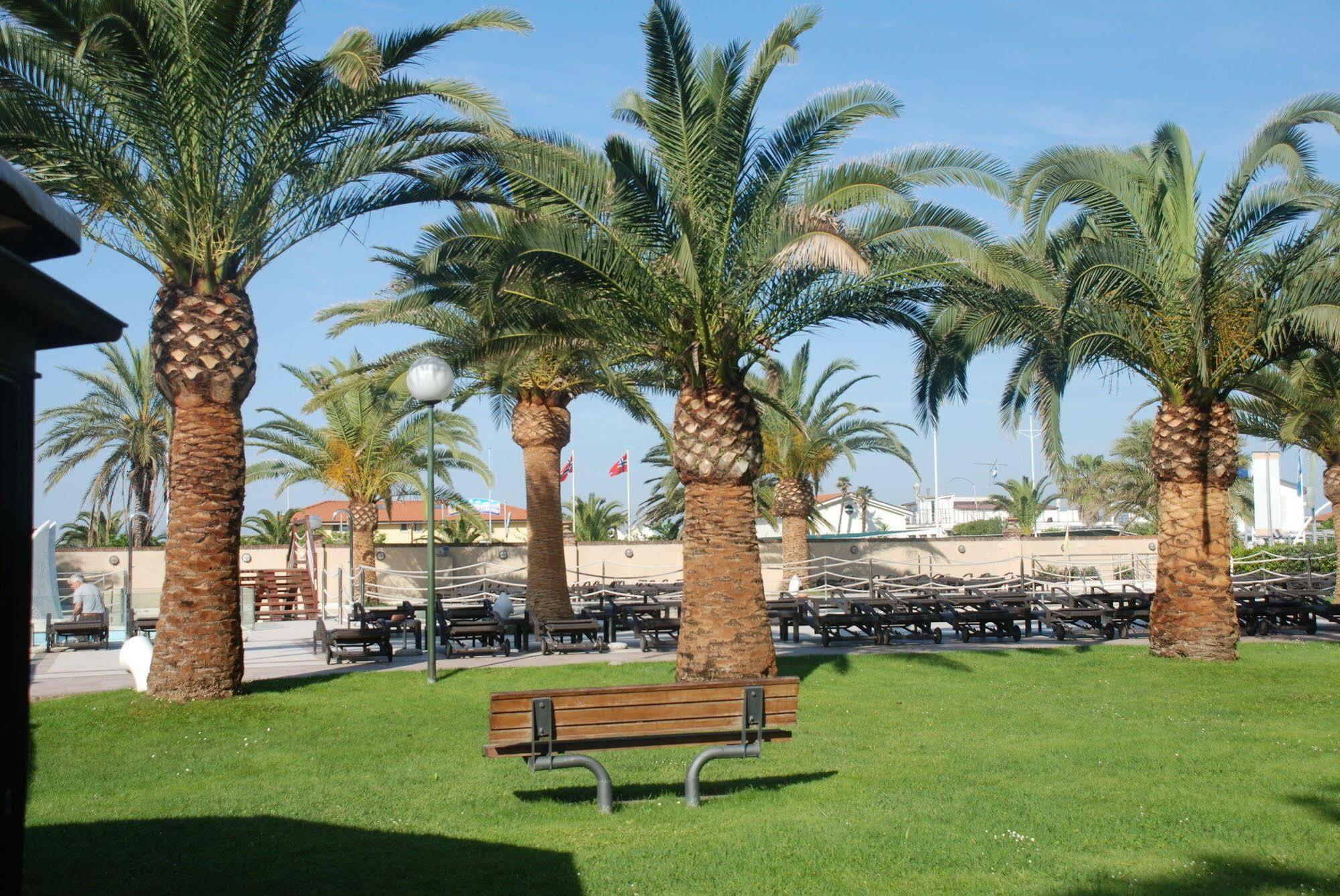 Hotel Caesar Residence & Spa Lido di Camaiore Esterno foto